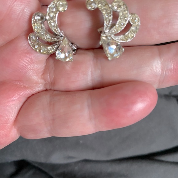 VTG SIGNED BOGOFF PEAR WITH WAVE RHINESTONE EARRINGS ABSOLUTELY GORGEOUS CLIP ON - Picture 3 of 3